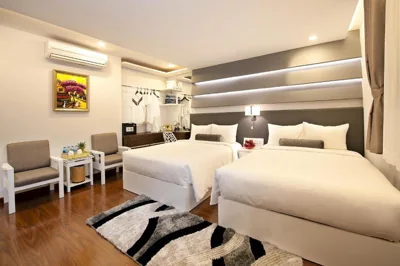 Habitación familiar con balcón — Adora Hotel